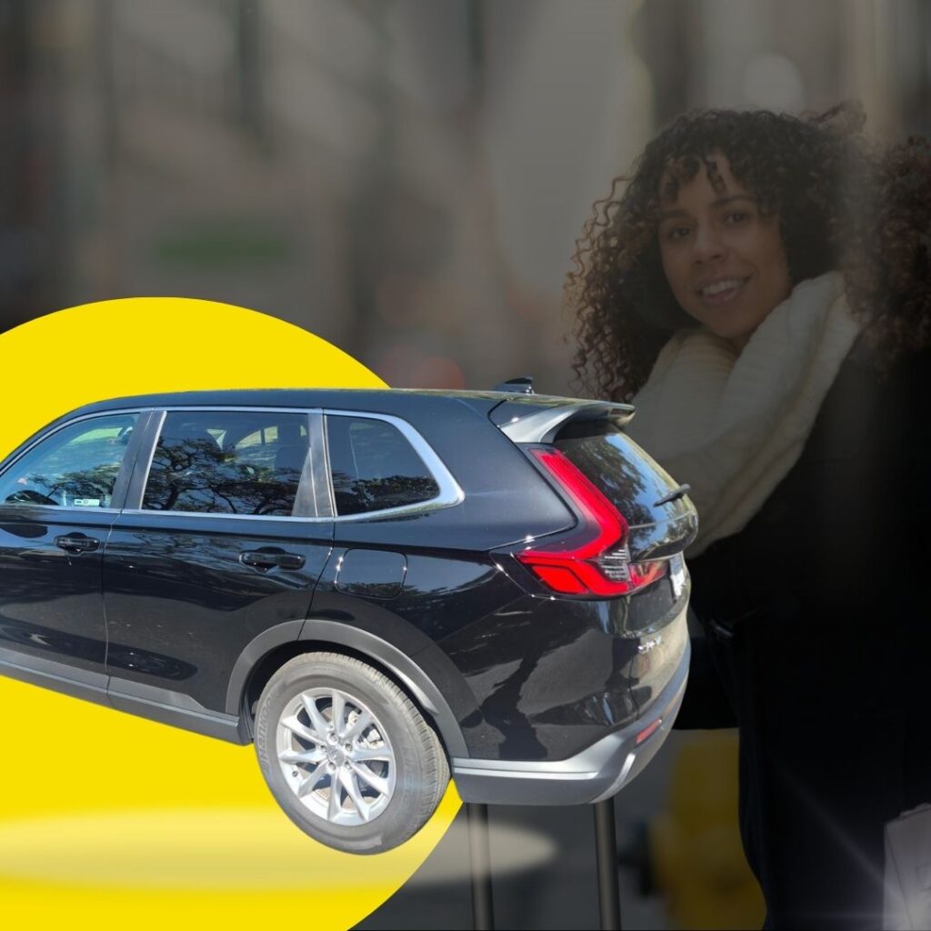 Camioneta SUV negra y pasajera sonriente para el servicio de reserva de taxi en Los Ángeles.